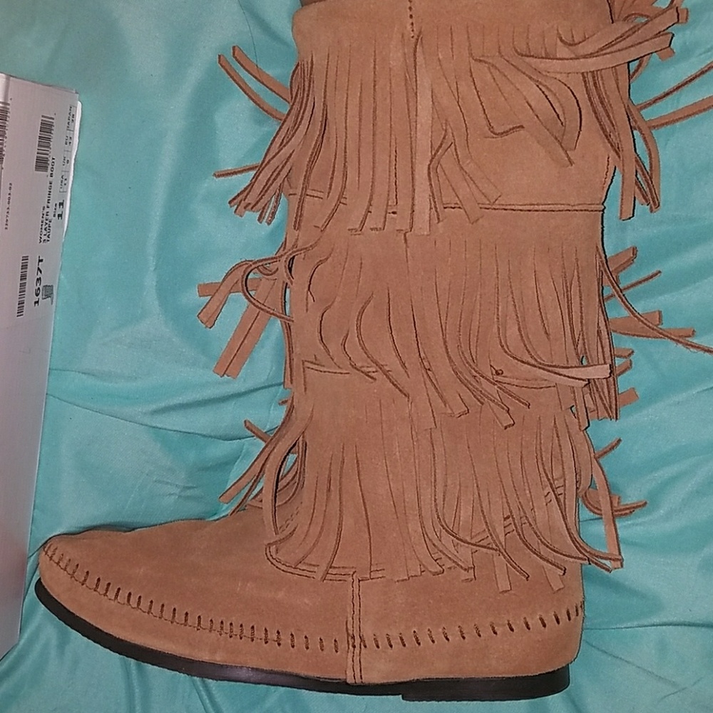 NWT Minnetonka taupe 3 layer fringe boots